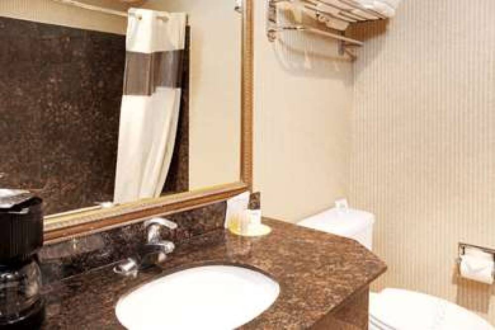 Days Inn & Suites By Wyndham Artesia 9