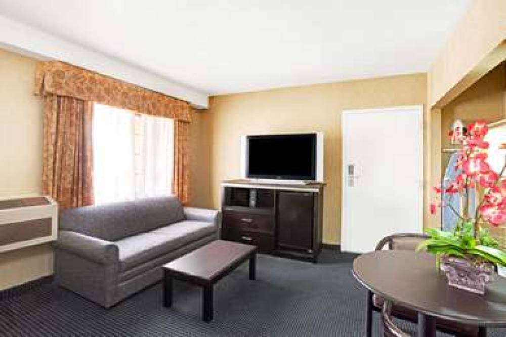 Days Inn & Suites By Wyndham Artesia 10