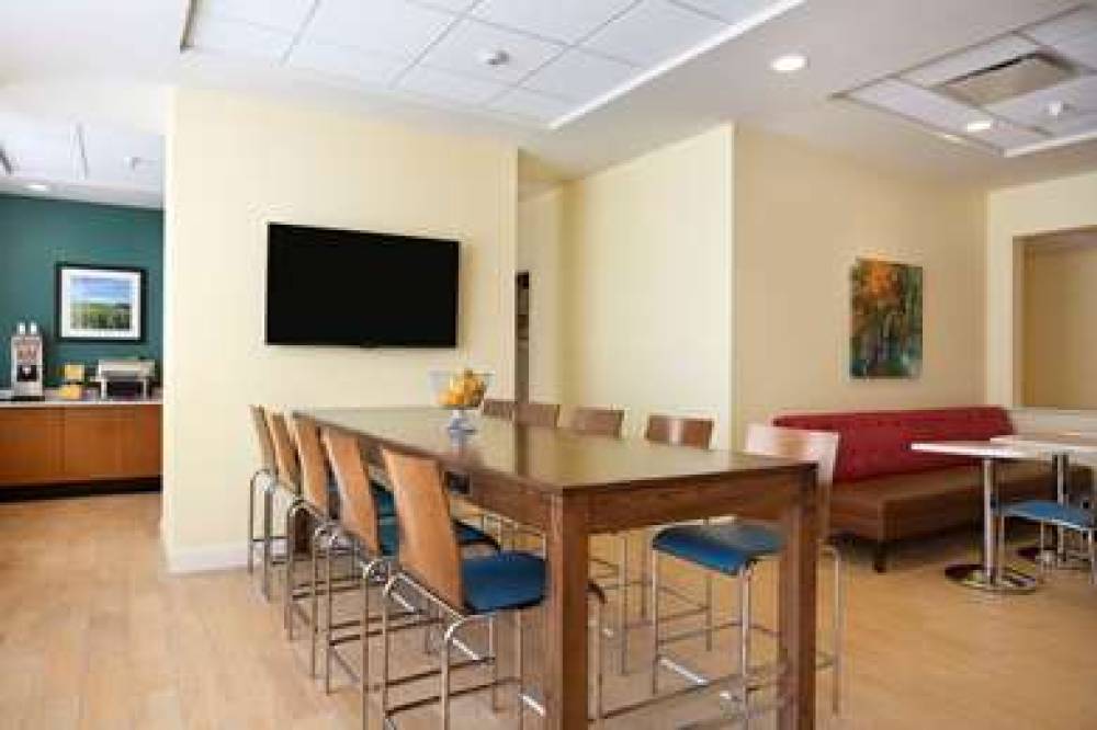 DAYS INN & SUITES BY WYNDHAM, CALDW 4