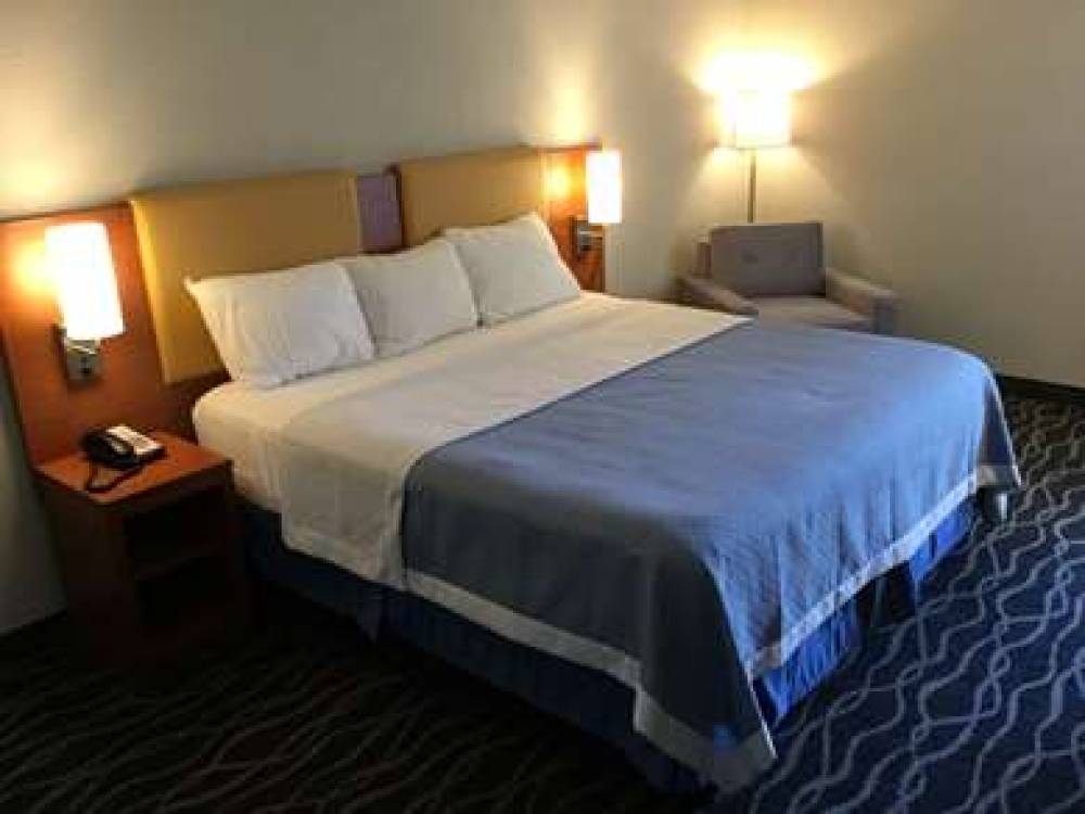 DAYS INN & SUITES BY WYNDHAM CINCIN 8