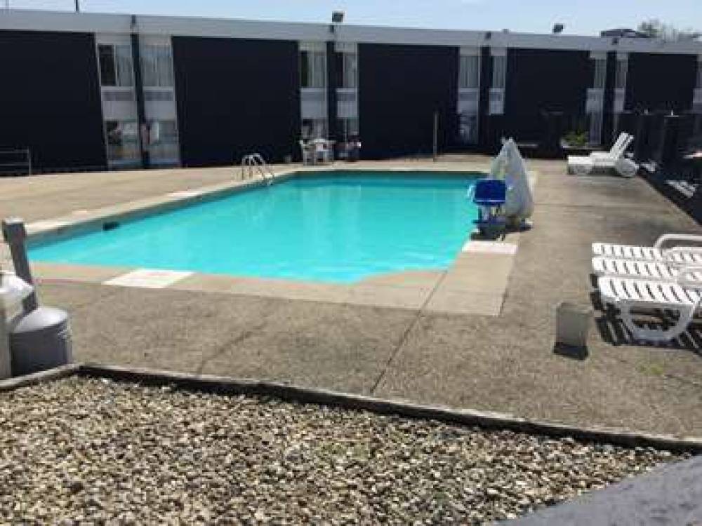 DAYS INN & SUITES BY WYNDHAM CINCIN 4