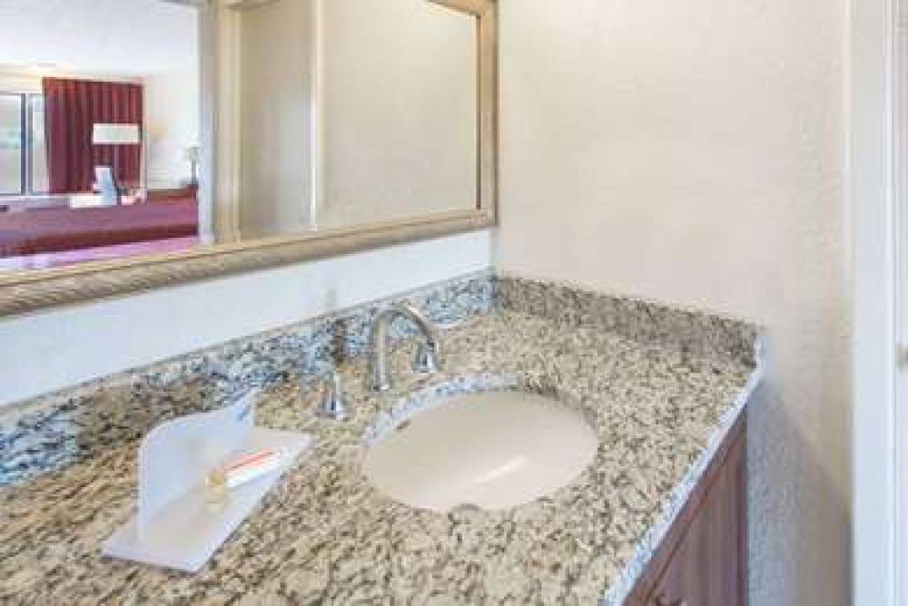 Days Inn & Suites By Wyndham Dayton North 5