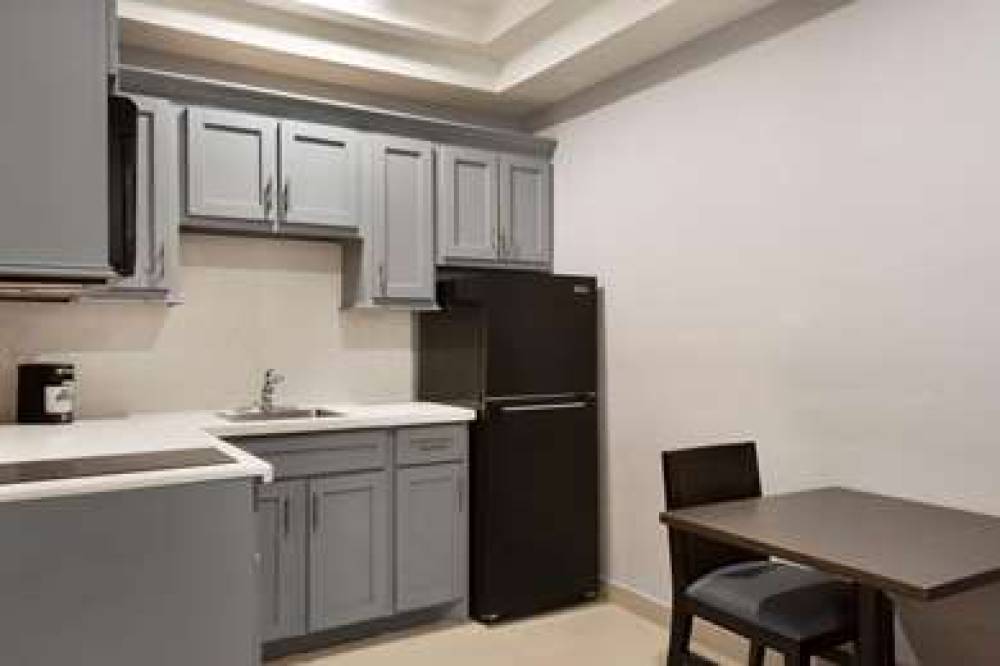 Days Inn & Suites By Wyndham Houston Hobby Airport 10