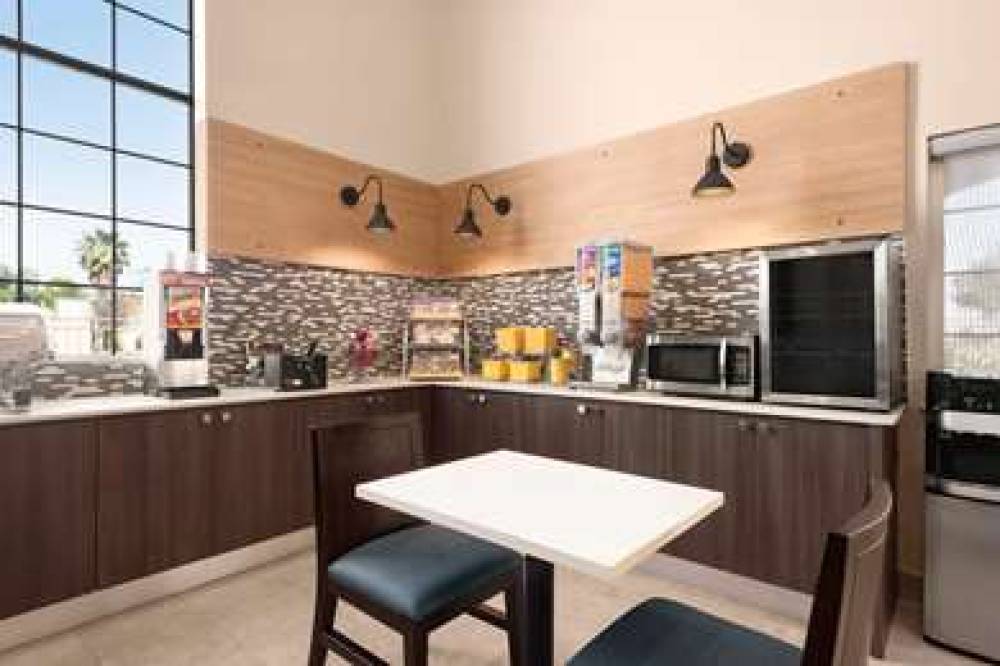 Days Inn & Suites By Wyndham Houston Hobby Airport 7