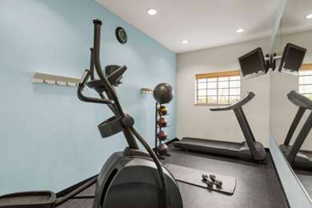 Days Inn & Suites By Wyndham Houston Hobby Airport 8