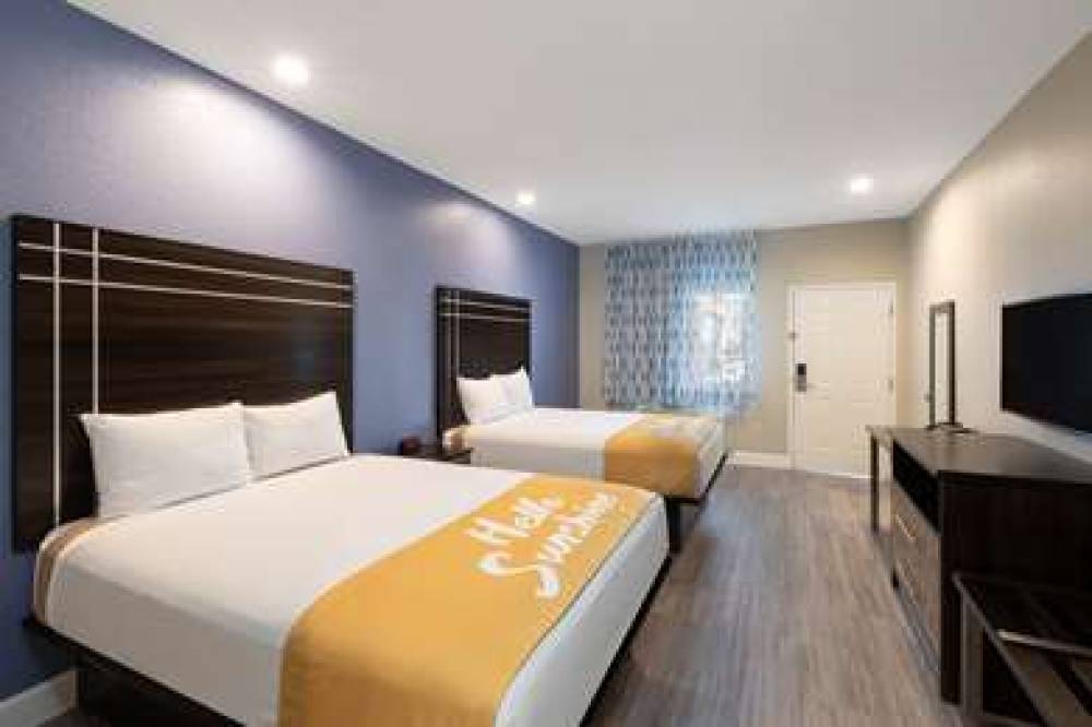 DAYS INN & SUITES BY WYNDHAM LA POR 7