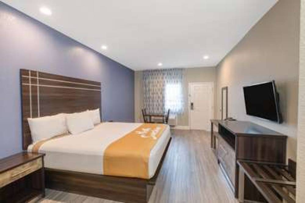 DAYS INN & SUITES BY WYNDHAM LA POR 8
