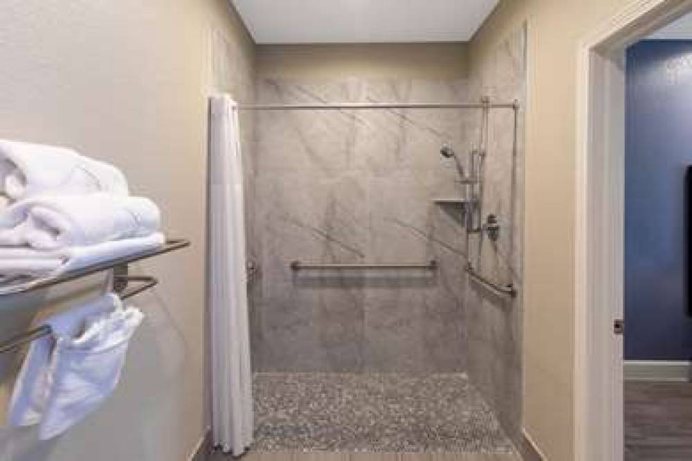 DAYS INN & SUITES BY WYNDHAM LA POR 6