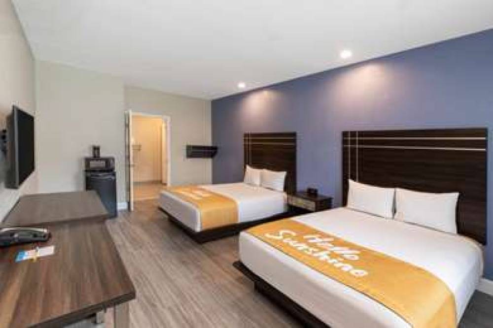 DAYS INN & SUITES BY WYNDHAM LA POR 5