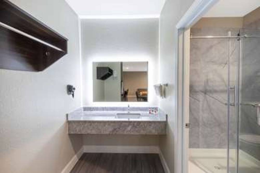 DAYS INN & SUITES BY WYNDHAM LA POR 9
