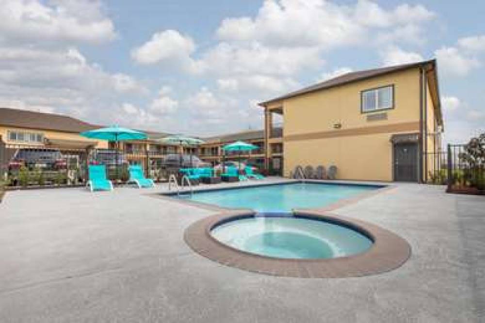 DAYS INN & SUITES BY WYNDHAM LA POR 4