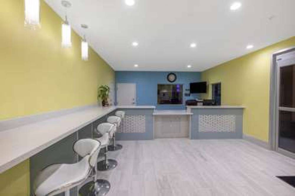DAYS INN & SUITES BY WYNDHAM LA POR 2