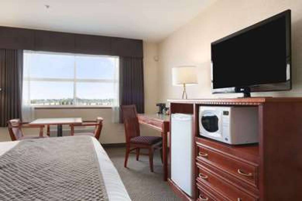 DAYS INN & SUITES BY WYNDHAM, LANGL 8