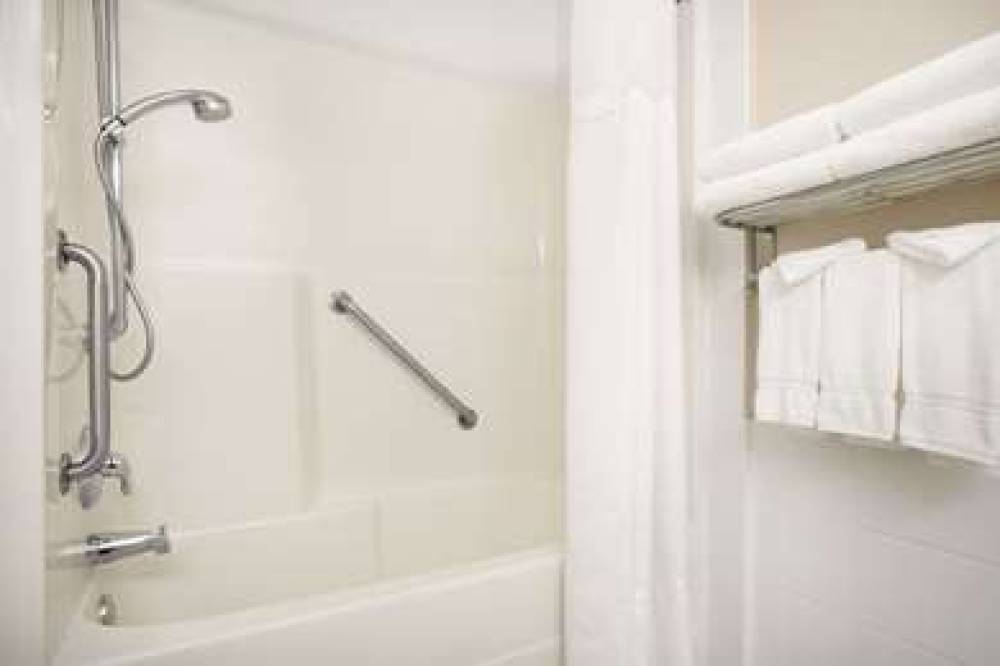 DAYS INN & SUITES BY WYNDHAM, LANGL 9