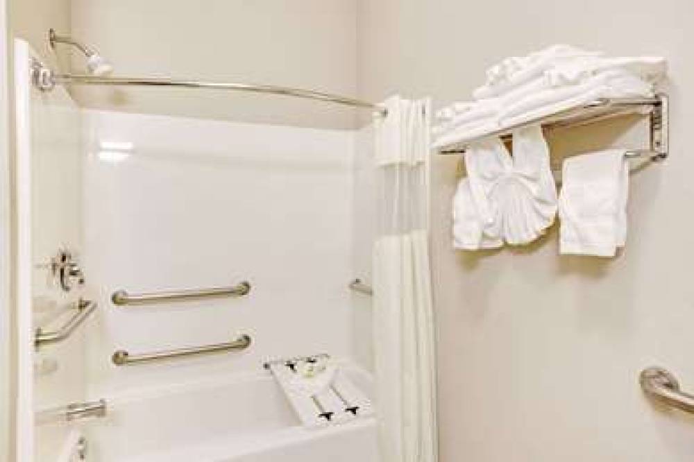 Days Inn & Suites By Wyndham Louisville SW 8