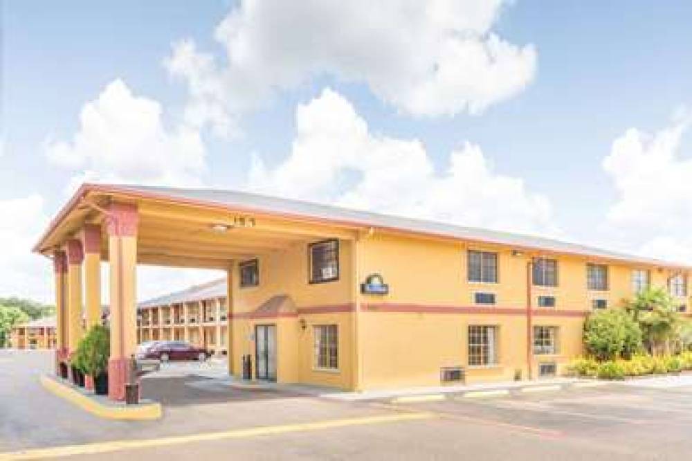 Days Inn & Suites By Wyndham Marshall