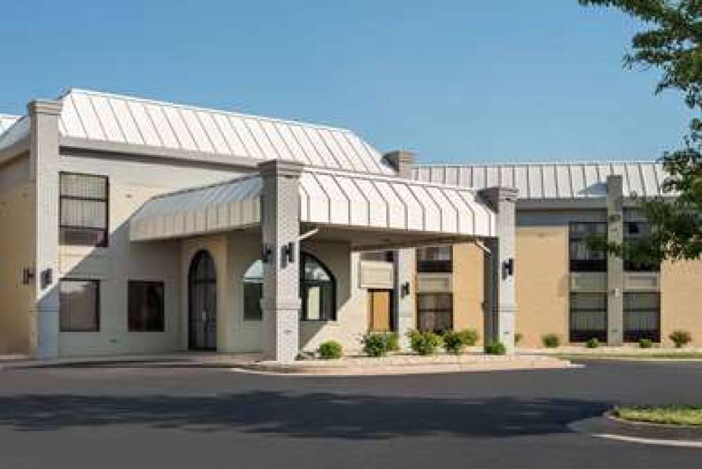 DAYS INN & SUITES BY WYNDHAM MERRIL 1