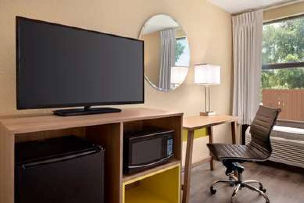 DAYS INN & SUITES BY WYNDHAM MERRIL 8