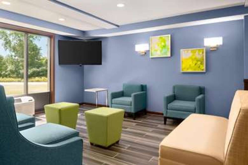 DAYS INN & SUITES BY WYNDHAM MERRIL 5