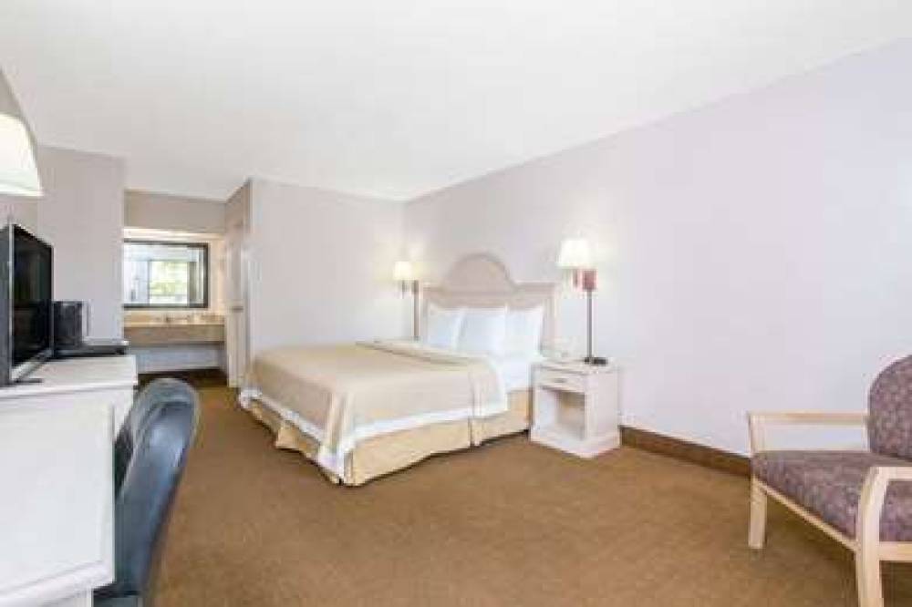 Days Inn & Suites By Wyndham Navarre Conference Center 7