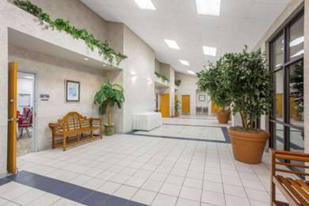 Days Inn & Suites By Wyndham Navarre Conference Center 4