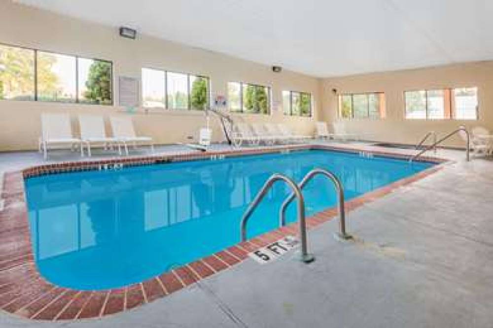 Days Inn & Suites By Wyndham Norcross 4