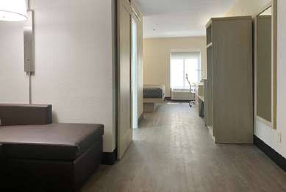 Days Inn & Suites By Wyndham Norcross 9