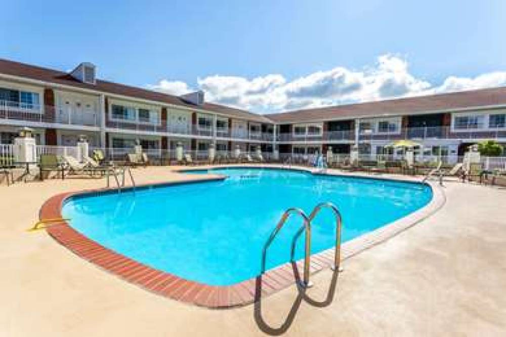 DAYS INN & SUITES BY WYNDHAM ROSEVI 5