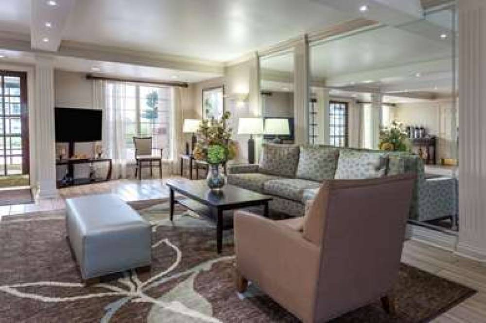 DAYS INN & SUITES BY WYNDHAM ROSEVI 3