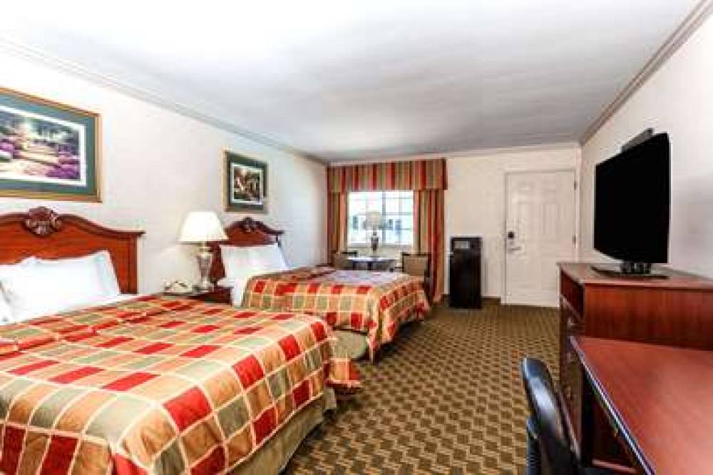 DAYS INN & SUITES BY WYNDHAM ROSEVI 10