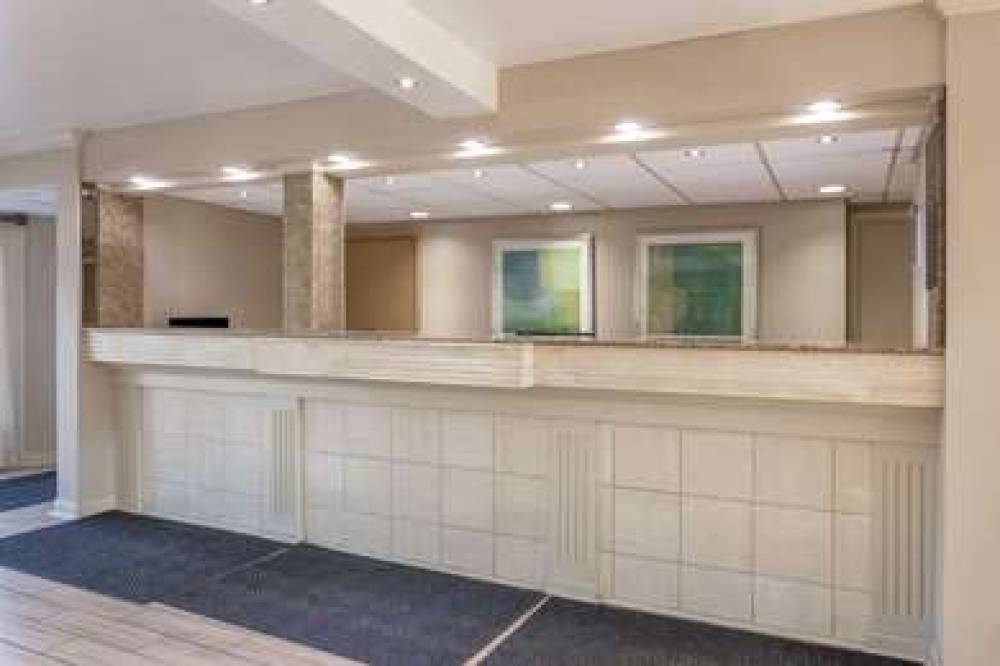 DAYS INN & SUITES BY WYNDHAM ROSEVI 4