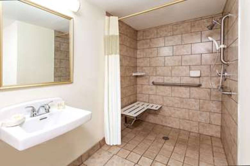 DAYS INN & SUITES BY WYNDHAM ROSEVI 8