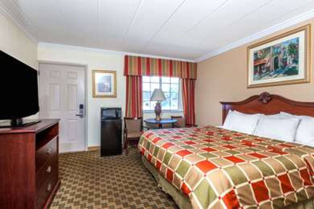 DAYS INN & SUITES BY WYNDHAM ROSEVI 9