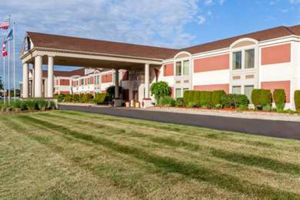 DAYS INN & SUITES BY WYNDHAM ROSEVI 1
