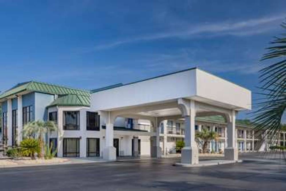 DAYS INN & SUITES BY WYNDHAM SAVANN 6