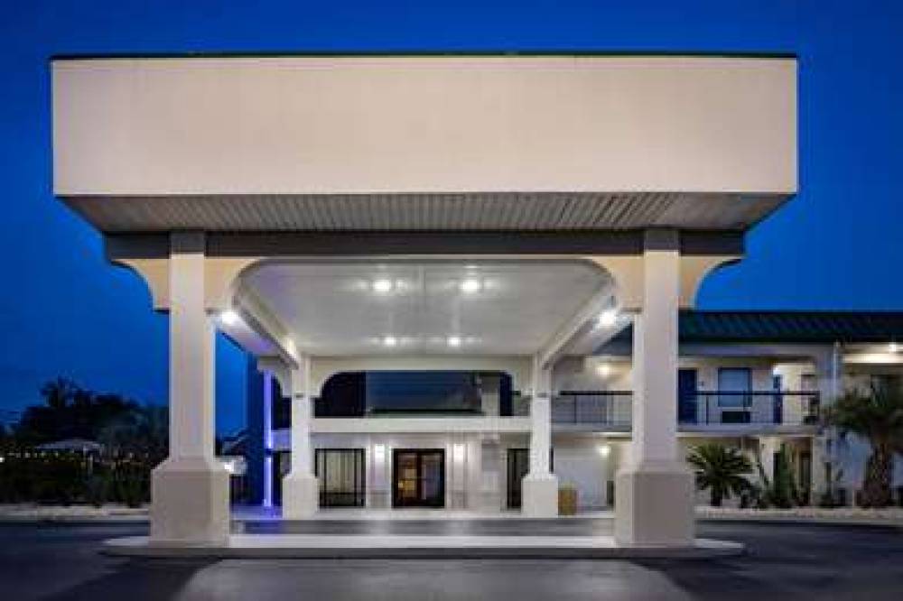 DAYS INN & SUITES BY WYNDHAM SAVANN 4