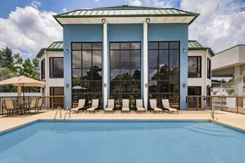 DAYS INN & SUITES BY WYNDHAM SAVANN 9