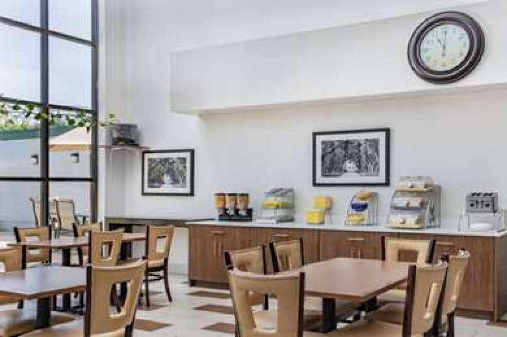 DAYS INN & SUITES BY WYNDHAM SAVANN 10