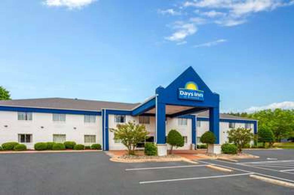 DAYS INN & SUITES BY WYNDHAM SILER 2