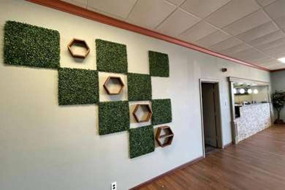 DAYS INN & SUITES BY WYNDHAM SPRING 3
