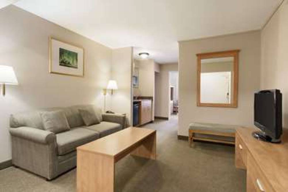 DAYS INN & SUITES BY WYNDHAM THUNDE 3