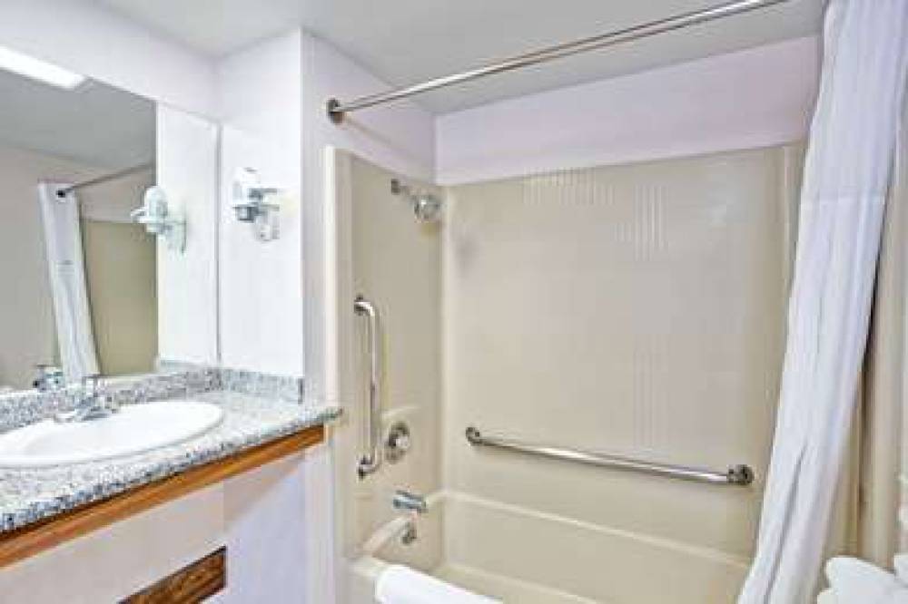 Days Inn & Suites Fullerton 10