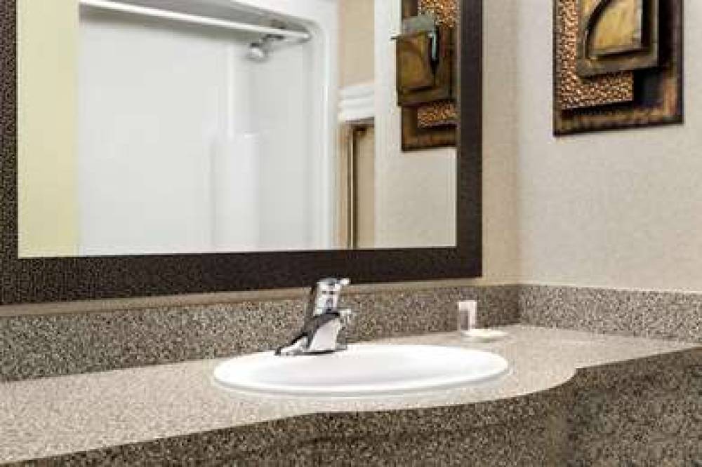 DAYS INN & SUITES - NIAGARA FALLS C 9