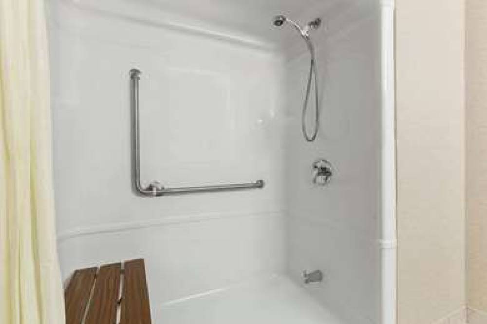 DAYS INN & SUITES - NIAGARA FALLS C 8