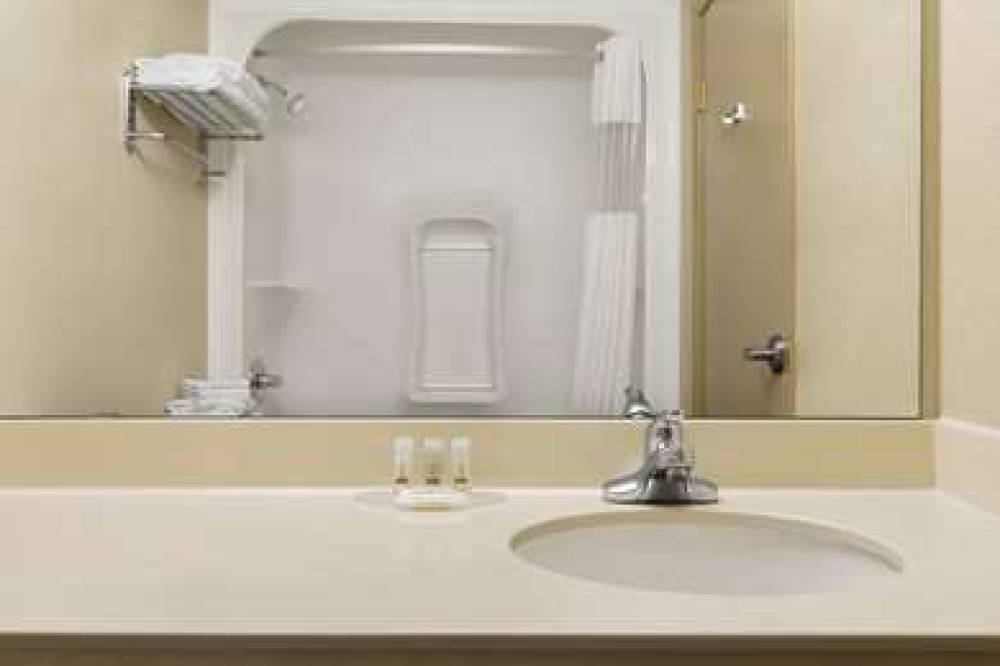 Days Inn & Suites - Thompson 8