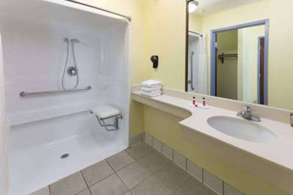 DAYS INN & SUITES UNION CITY 10