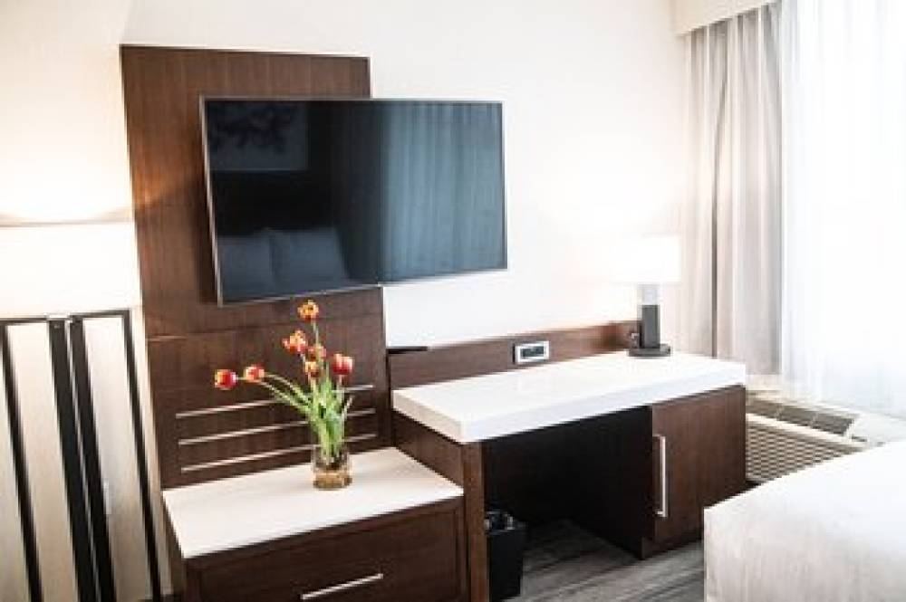 Delta Hotels By Marriott Cincinnati Sharonville 8