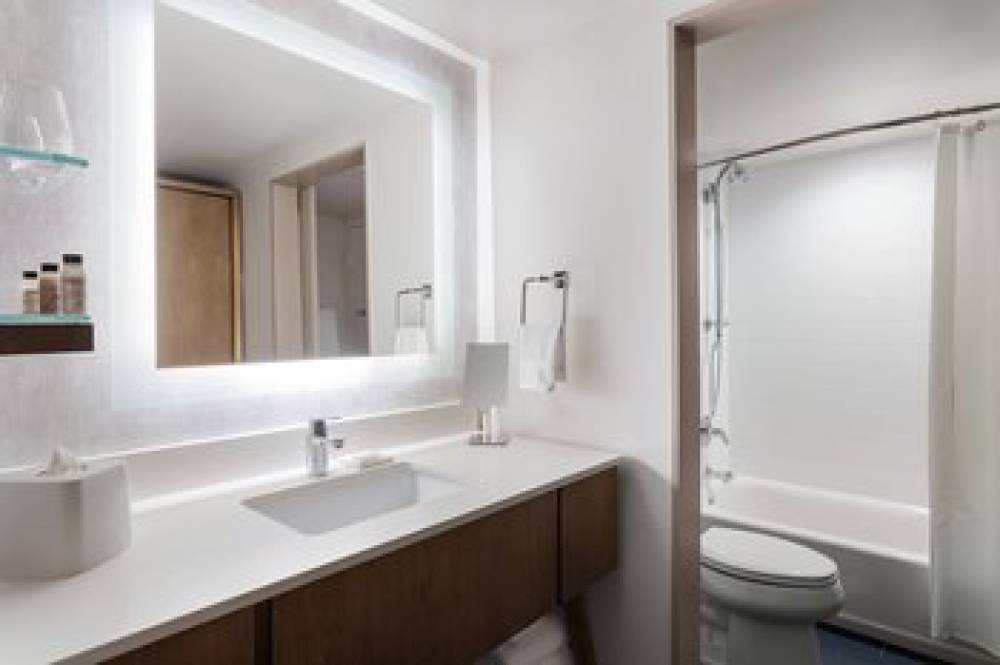 Delta Hotels By Marriott Virginia Beach Bayfront Suites 9