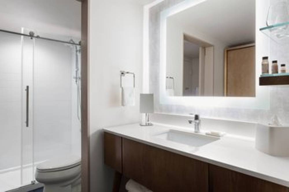Delta Hotels By Marriott Virginia Beach Bayfront Suites 8