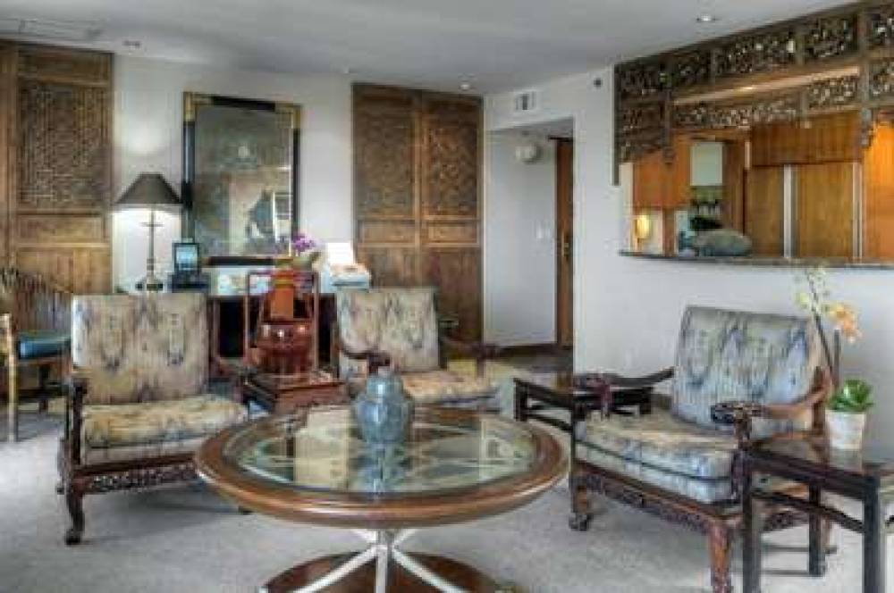 Dinahs Garden Hotel 10